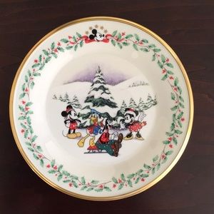 Lenox Holiday Plate featuring Mickey & Co. “First Snow”